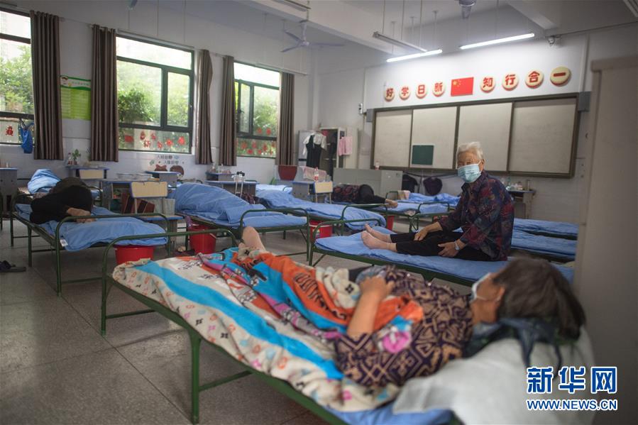 (防汛抗洪·圖文互動)(4)為人民生命安全撐起“安全傘”——湖北緊急轉移安置受災群眾速寫