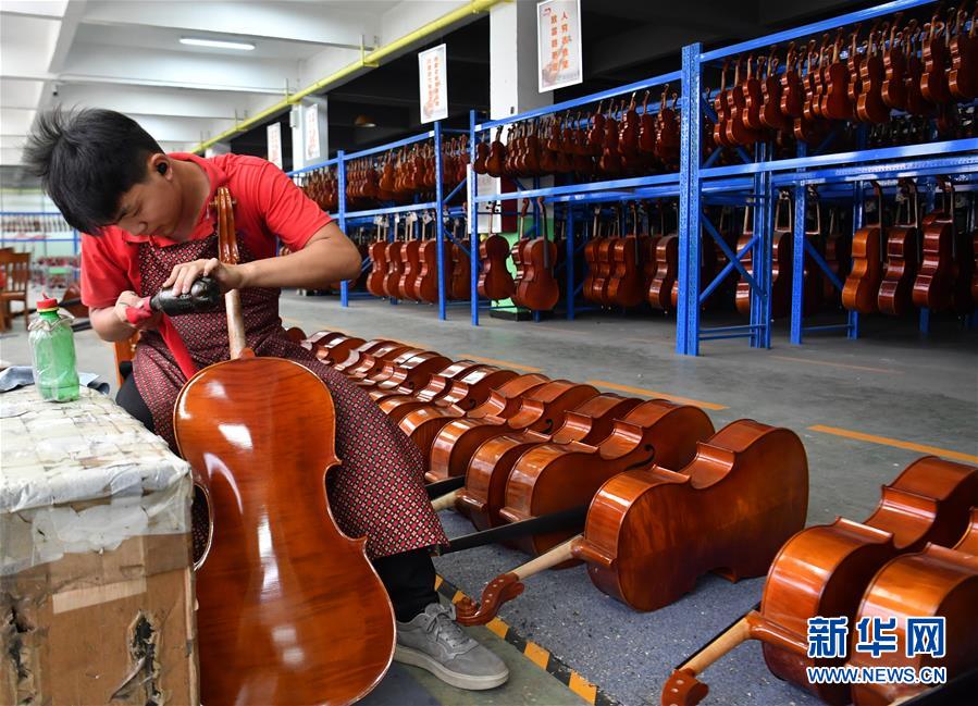 （走向我們的小康生活·圖文互動）（1）放下鋤頭，卻撥動命運的琴弦