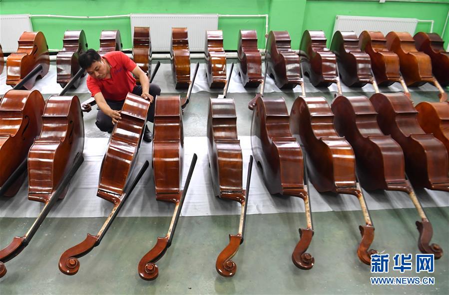 （走向我們的小康生活·圖文互動）（2）放下鋤頭，卻撥動命運的琴弦