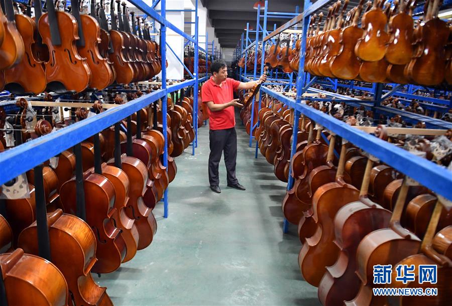 （走向我們的小康生活·圖文互動）（3）放下鋤頭，卻撥動命運的琴弦