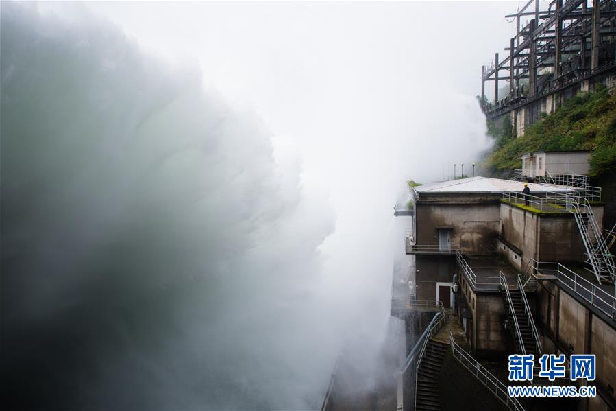 (防汛抗洪)(1)新安江水庫(kù)首次9孔泄洪
