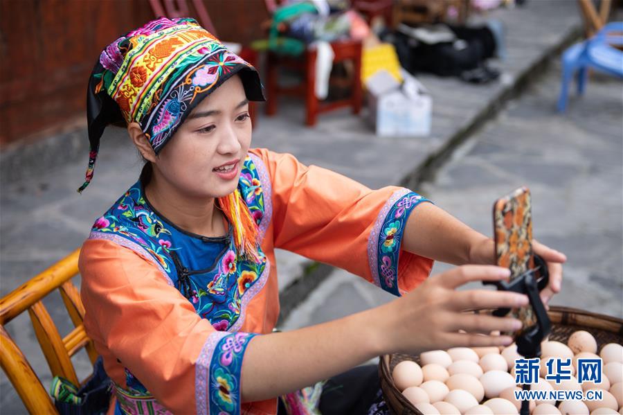 （新華全媒頭條·走向我們的小康生活·圖文互動(dòng)）（6）那山，那人，那苗寨——十八洞村三代人的奮斗史