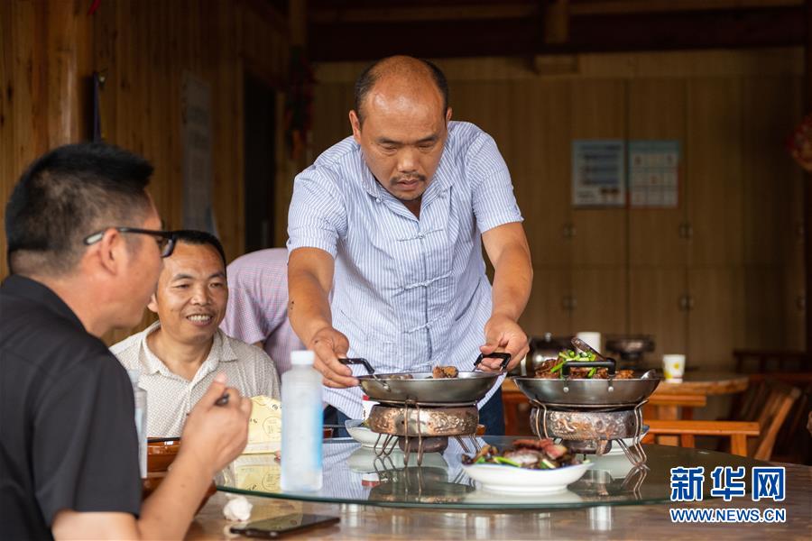 （新華全媒頭條·走向我們的小康生活·圖文互動(dòng)）（9）那山，那人，那苗寨——十八洞村三代人的奮斗史