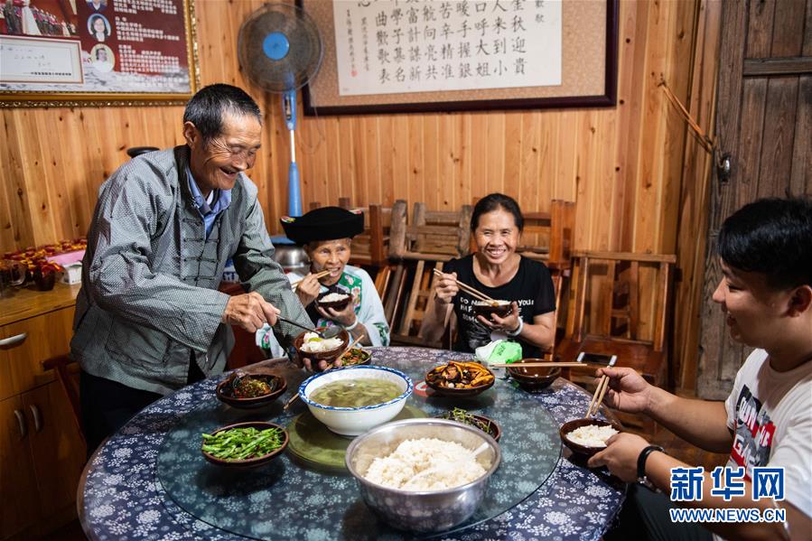 （新華全媒頭條·走向我們的小康生活·圖文互動(dòng)）（2）那山，那人，那苗寨——十八洞村三代人的奮斗史