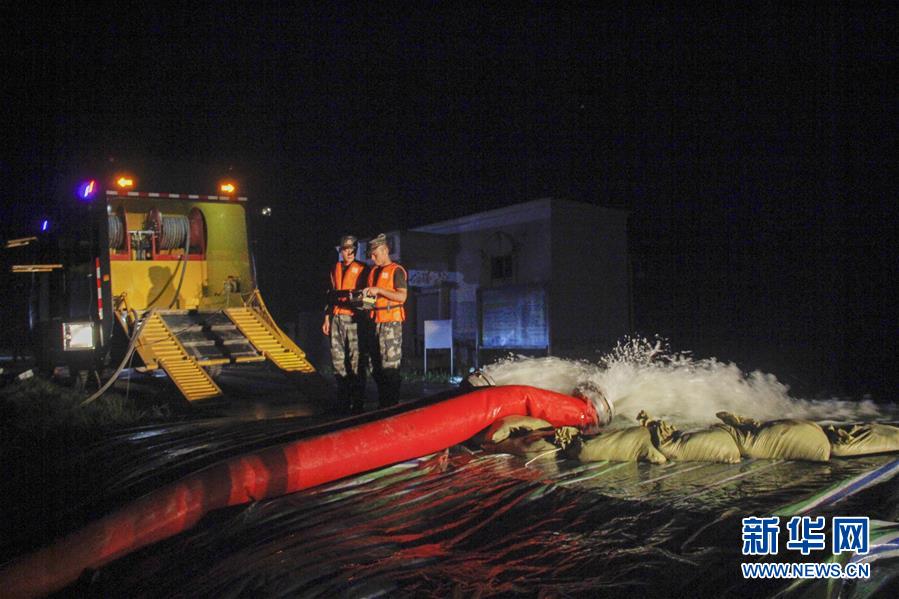 （防汛抗洪&middot;圖文互動）（3）洪水不退，子弟兵誓死不退&mdash;&mdash;解放軍和武警部隊官兵參與洪澇災(zāi)害搶險救援記事