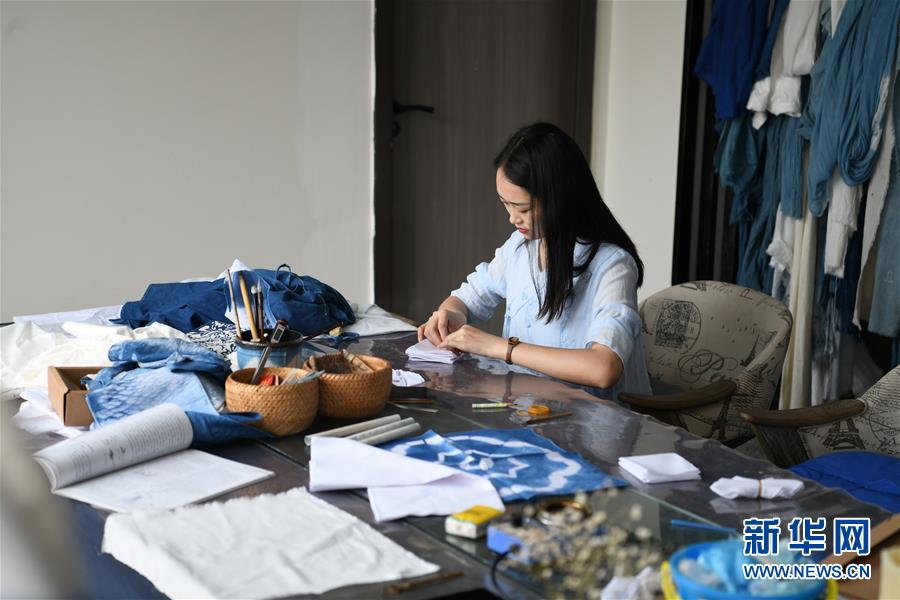 (新華全媒頭條·走向我們的小康生活·圖文互動)(13)奮斗繪就“新天府”——川蜀大地干群“戰(zhàn)貧”軌跡掃描