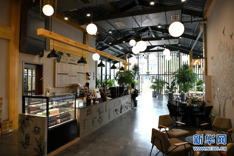 (新華全媒頭條·走向我們的小康生活·圖文互動)(12)奮斗繪就“新天府”——川蜀大地干群“戰(zhàn)貧”軌跡掃描