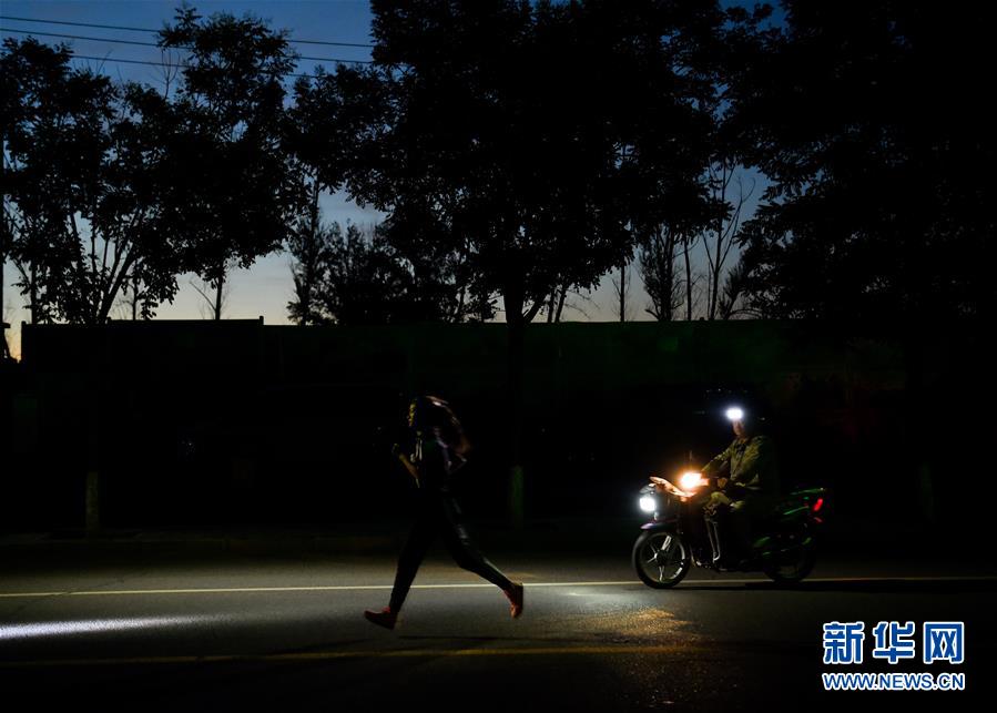 (體育·圖文互動(dòng))(3)父愛(ài)如燈 伴我奔跑