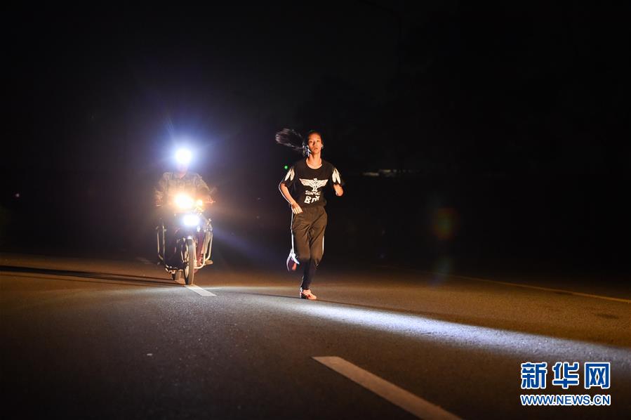 (體育·圖文互動(dòng))(4)父愛(ài)如燈 伴我奔跑