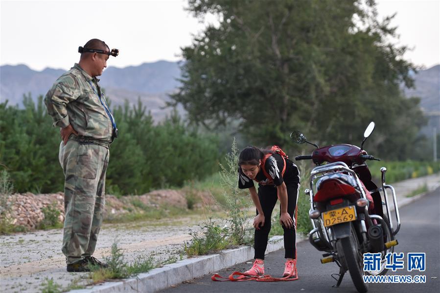 (體育·圖文互動(dòng))(10)父愛(ài)如燈 伴我奔跑