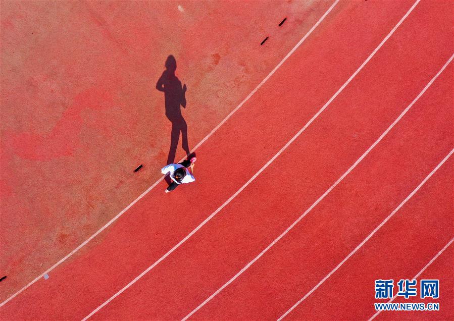 (體育·圖文互動(dòng))(20)父愛(ài)如燈 伴我奔跑