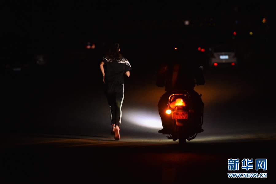 (體育·圖文互動(dòng))(23)父愛(ài)如燈 伴我奔跑