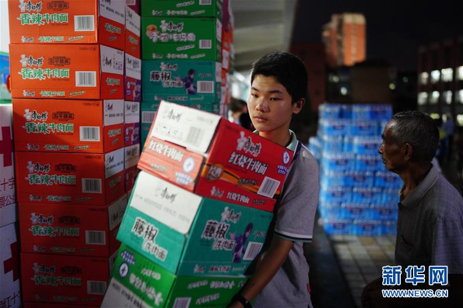 (在習近平新時代中國特色社會主義思想指引下——新時代新作為新篇章·習近平總書記關切事·圖文互動)(2)遮風雨 送安穩(wěn)——受災群眾轉移安置中的暖心故事