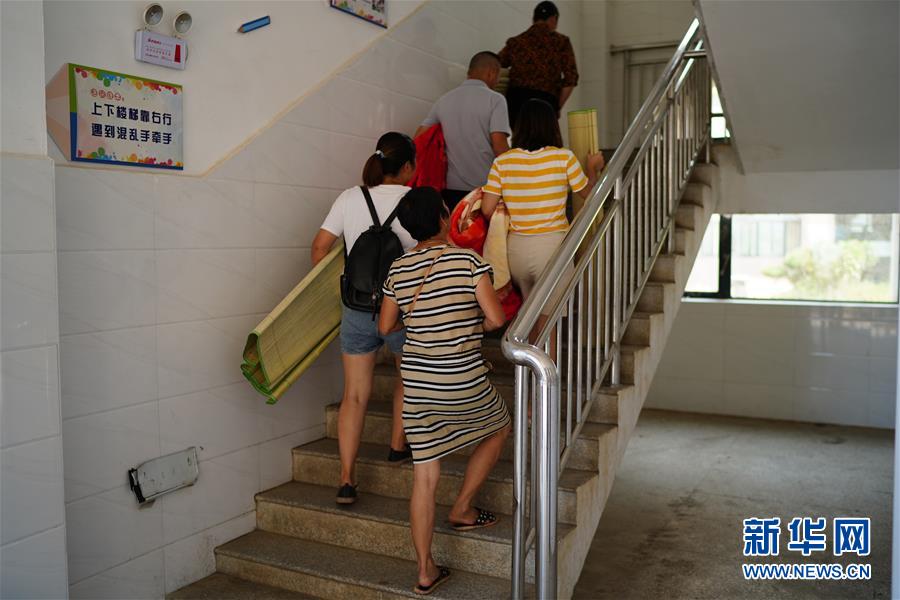 (在習近平新時代中國特色社會主義思想指引下——新時代新作為新篇章·習近平總書記關切事·圖文互動)(6)遮風雨 送安穩(wěn)——受災群眾轉移安置中的暖心故事