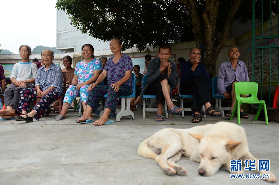 (在習近平新時代中國特色社會主義思想指引下——新時代新作為新篇章·習近平總書記關切事·圖文互動)(8)遮風雨 送安穩(wěn)——受災群眾轉移安置中的暖心故事