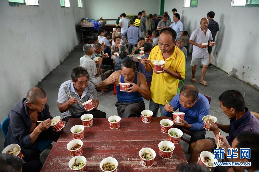 (在習近平新時代中國特色社會主義思想指引下——新時代新作為新篇章·習近平總書記關切事·圖文互動)(9)遮風雨 送安穩(wěn)——受災群眾轉移安置中的暖心故事