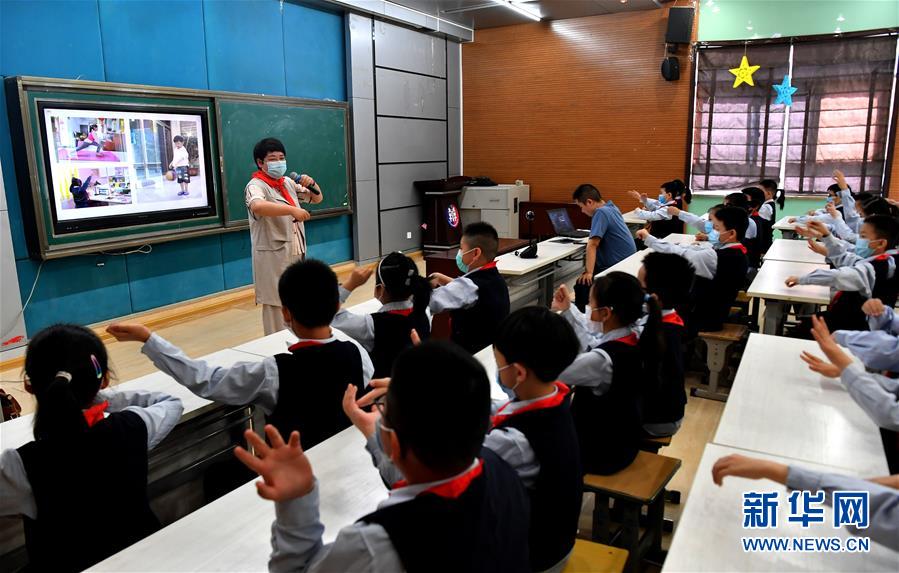 (新華全媒頭條·圖文互動)(18)“美麗的中國夢屬于你們”——以習(xí)近平同志為核心的黨中央關(guān)心少年兒童工作紀(jì)實