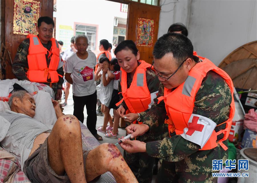 (防汛抗洪·圖文互動(dòng))(5)穿梭“孤島”的火箭軍醫(yī)療隊(duì)