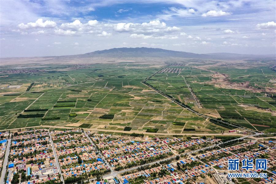 (新華全媒頭條·走向我們的小康生活·圖文互動(dòng))(3)23萬人的命運(yùn)轉(zhuǎn)折——我國最大易地生態(tài)移民安置區(qū)的脫貧密碼