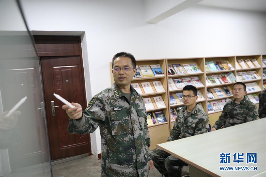 (圖文互動(dòng))(2)對(duì)黨赤“淳” 為國(guó)志“靜”——記戰(zhàn)略支援部隊(duì)某部高級(jí)工程師淳靜