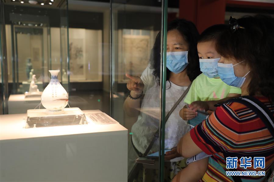 (文化視點(diǎn)·聽文物講故事·圖文互動(dòng))(1)琺瑯彩玉壺春瓶:乾隆皇帝甄選 成就舉世孤品