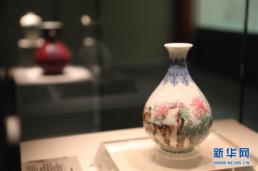 (文化視點(diǎn)·聽文物講故事·圖文互動(dòng))(2)琺瑯彩玉壺春瓶:乾隆皇帝甄選 成就舉世孤品