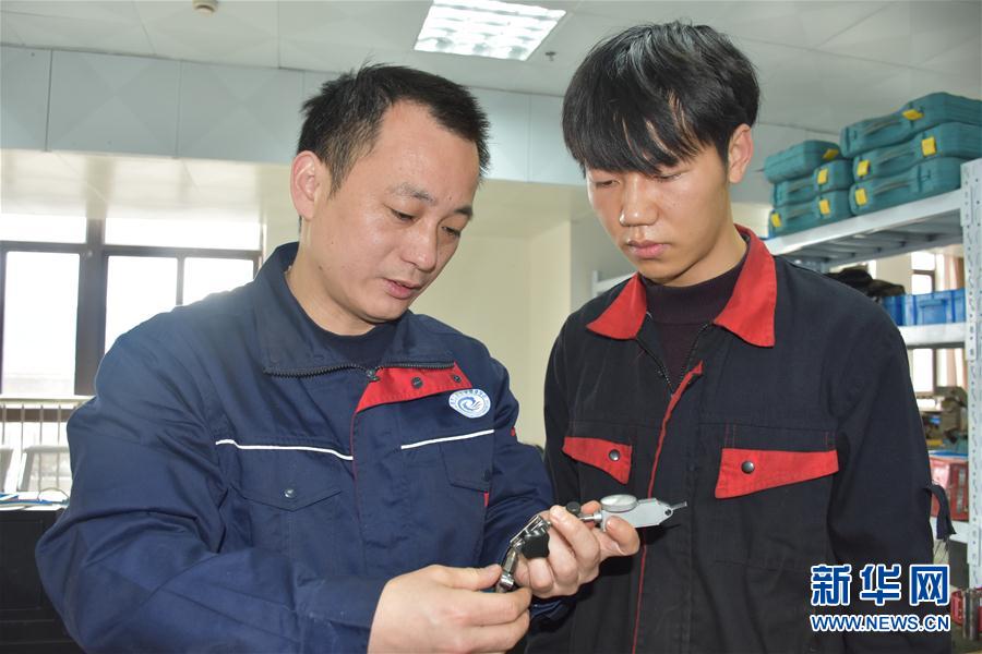 (總書記推動(dòng)的改革身邊事·教育改革篇·圖文互動(dòng))(3)特寫:“95后”上海職校生:“我的工牌上印著‘中國(guó)航天’”