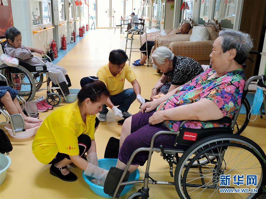 （走向我們的小康生活·圖文互動(dòng)）（3）北京“老有所養(yǎng)”的床邊、身邊、周邊事