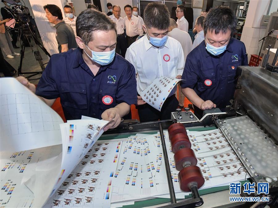 (民生直通車·圖文互動(dòng))(1)揭秘生肖牛年郵票——《辛丑年》特種郵票開(kāi)機(jī)印刷