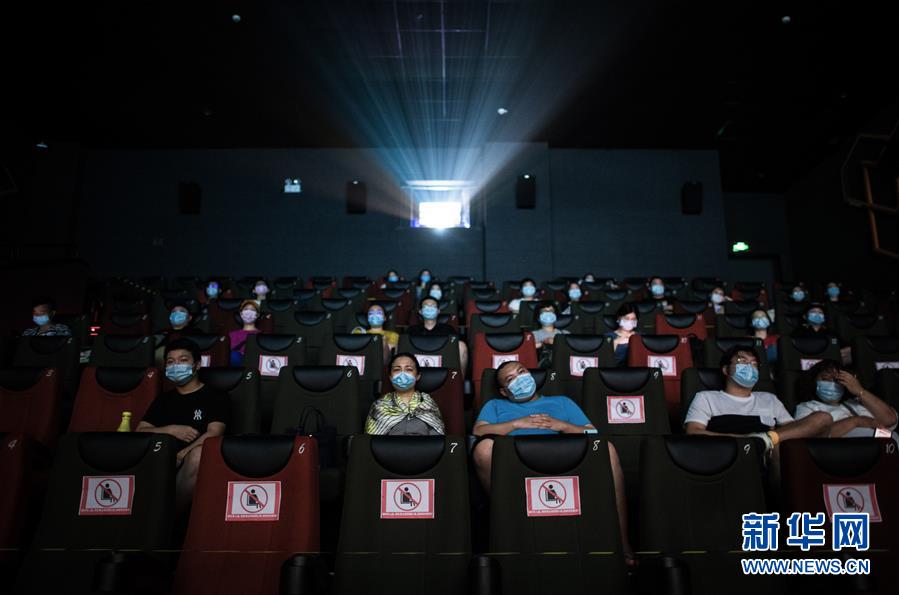 (在習(xí)近平新時(shí)代中國(guó)特色社會(huì)主義思想指引下——新時(shí)代新作為新篇章·習(xí)近平總書記關(guān)切事·圖文互動(dòng))(1)消費(fèi)回暖市聲新——內(nèi)需動(dòng)力不斷釋放的市場(chǎng)觀察