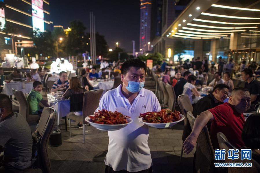 (在習(xí)近平新時(shí)代中國(guó)特色社會(huì)主義思想指引下——新時(shí)代新作為新篇章·習(xí)近平總書記關(guān)切事·圖文互動(dòng))(4)消費(fèi)回暖市聲新——內(nèi)需動(dòng)力不斷釋放的市場(chǎng)觀察