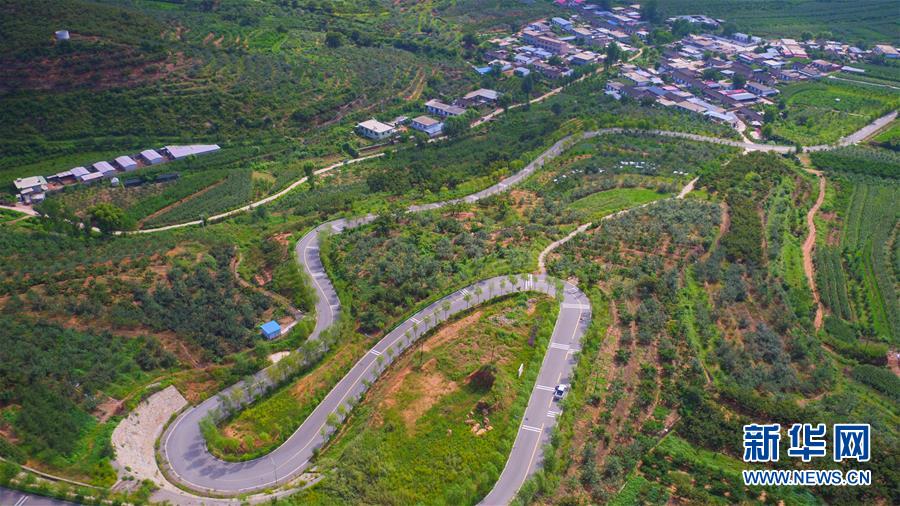 （新華全媒頭條·走向我們的小康生活·圖文互動）（1）長城腳下，小康村串成“珍珠鏈”