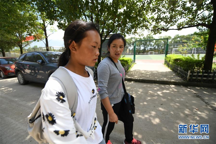 （熱點鮮報·圖文互動）（1）為了大涼山的下一代，她奔赴在助學(xué)路上