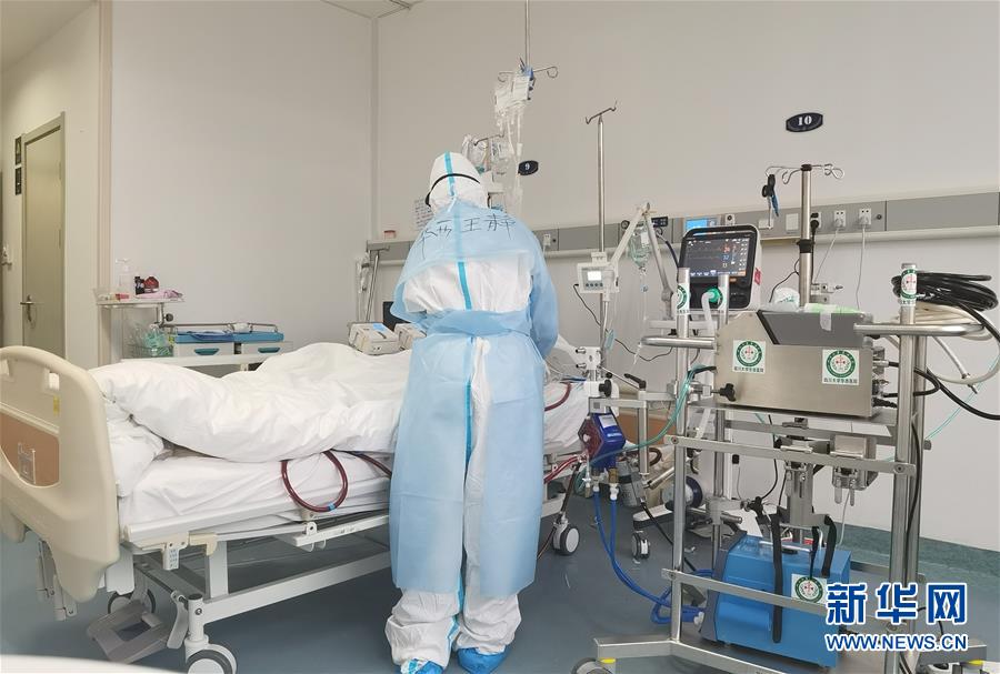 （抗疫一線醫(yī)務(wù)人員英雄群體·圖文互動(dòng)）（1）“救治危重病人，我們拼盡全力”——記四川大學(xué)華西醫(yī)院援鄂重癥救治醫(yī)療隊(duì)
