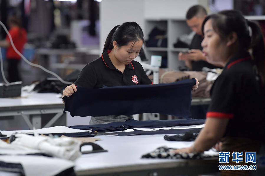 （走向我們的小康生活&middot;圖文互動）（3）&ldquo;一件衣裳&rdquo;，藏著脫貧致富新天地