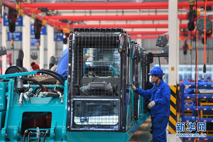 (落實“六穩(wěn)”“六保”企業(yè)見聞·圖文互動)(1)“智慧工廠”引領(lǐng)“生產(chǎn)節(jié)拍”——走進(jìn)山河智能一探究竟