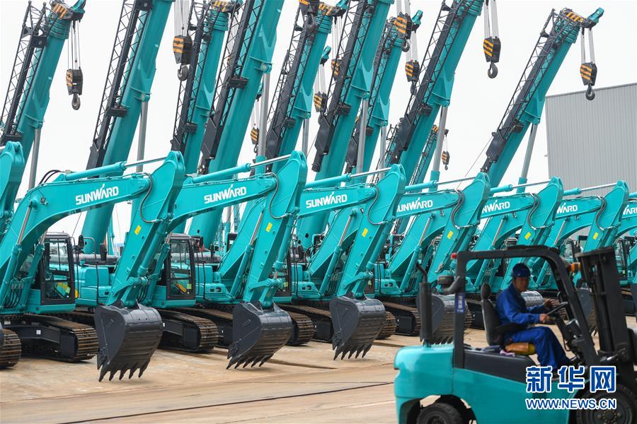 (落實“六穩(wěn)”“六保”企業(yè)見聞·圖文互動)(3)“智慧工廠”引領(lǐng)“生產(chǎn)節(jié)拍”——走進(jìn)山河智能一探究竟