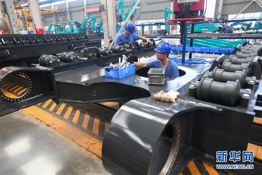 (落實“六穩(wěn)”“六保”企業(yè)見聞·圖文互動)(4)“智慧工廠”引領(lǐng)“生產(chǎn)節(jié)拍”——走進(jìn)山河智能一探究竟