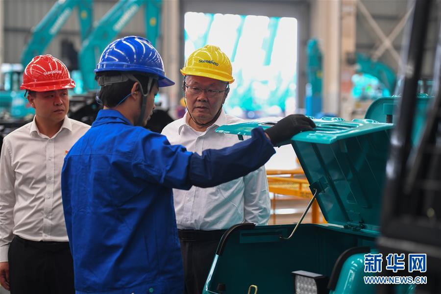 (落實“六穩(wěn)”“六保”企業(yè)見聞·圖文互動)(7)“智慧工廠”引領(lǐng)“生產(chǎn)節(jié)拍”——走進(jìn)山河智能一探究竟