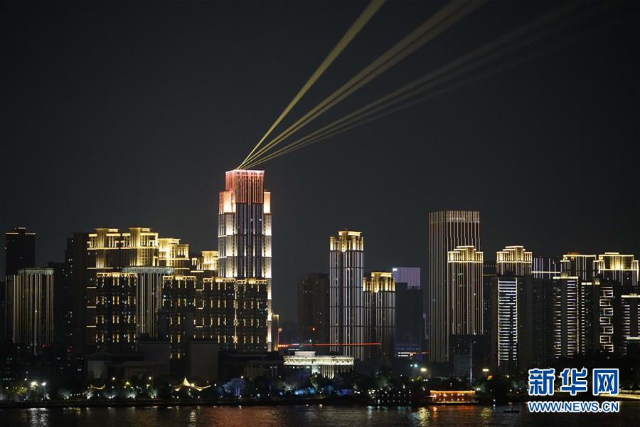 (圖文互動(dòng))(1)武漢25公里大型燈光秀深情告白祖國