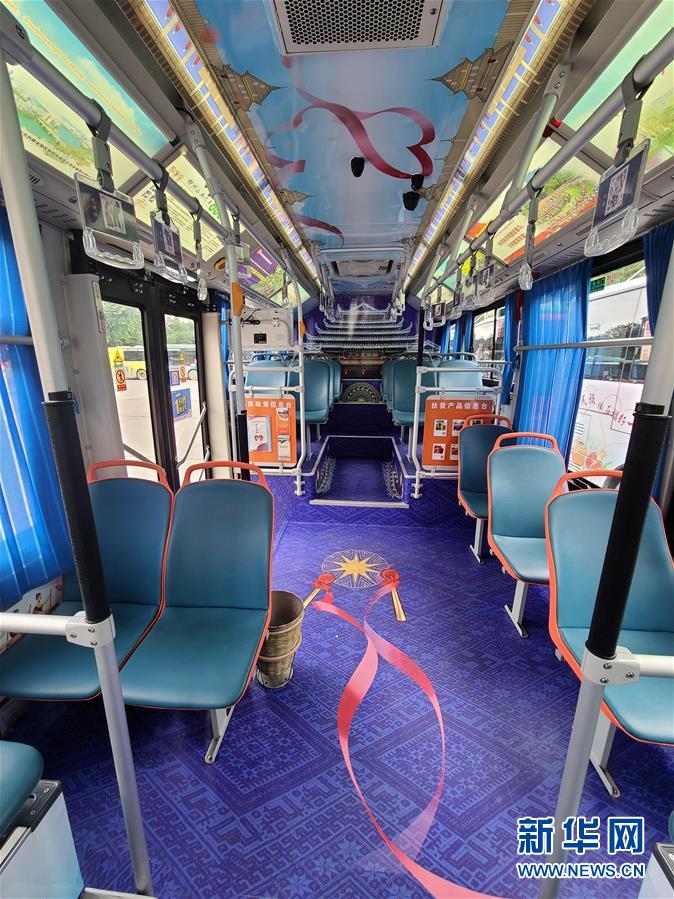 (圖文互動)(3)“石榴紅”里的民族情——廣西柳州首發(fā)民族團(tuán)結(jié)公交專線見聞