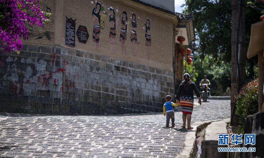 (集中連片特困地區(qū)貧困村調(diào)研行·圖文互動(dòng))(3)阿佤人民再唱新歌——云南騰沖市三家村中寨司莫拉佤族村脫貧調(diào)查