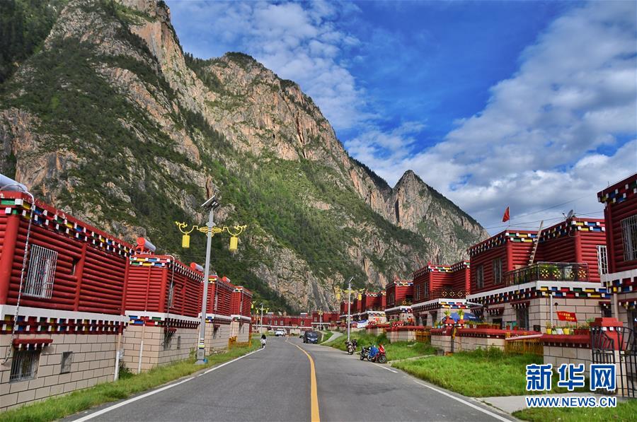 (新華全媒頭條·圖文互動(dòng))(1)命運(yùn)的轉(zhuǎn)折——寫在四川甘孜藏族自治州建州70年之際