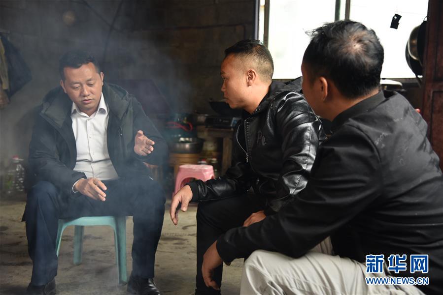 （決戰(zhàn)決勝脫貧攻堅(jiān)·圖文互動(dòng)）“父親未完成的事業(yè)，我來(lái)完成”——貴州父子接力脫貧攻堅(jiān)