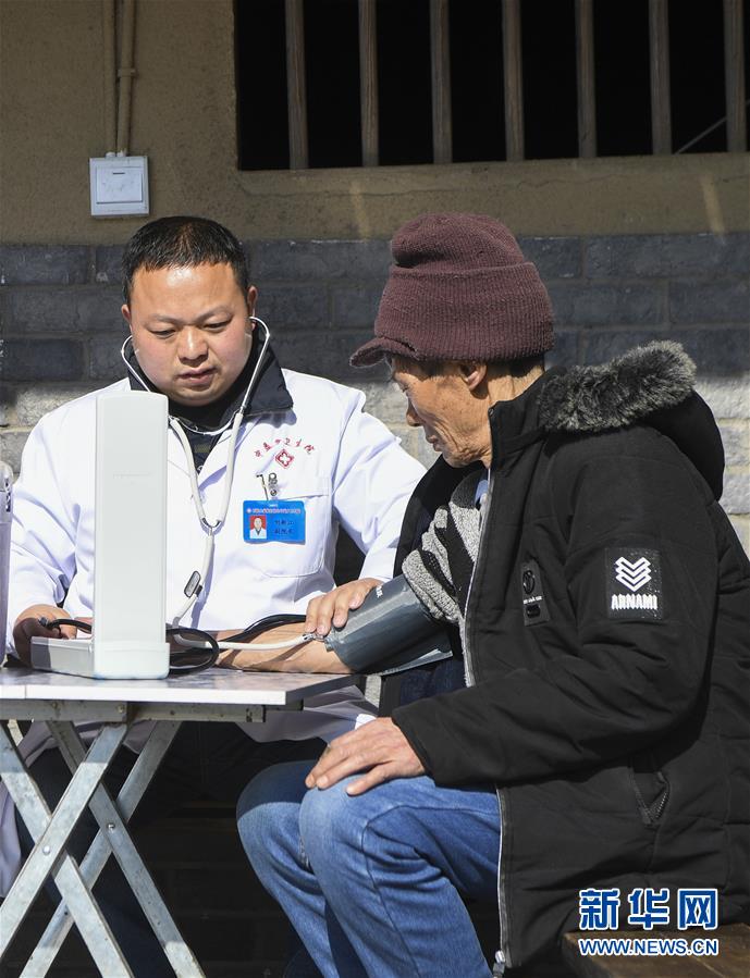 （習(xí)近平的小康故事·新華網(wǎng)·圖文互動(dòng)）（5）“真正解決好基層群眾看病難、看病貴問題”——習(xí)近平和群眾健康的故事