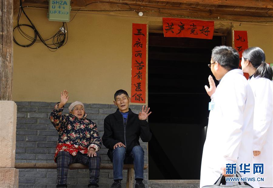 （習(xí)近平的小康故事·新華網(wǎng)·圖文互動(dòng)）（6）“真正解決好基層群眾看病難、看病貴問題”——習(xí)近平和群眾健康的故事