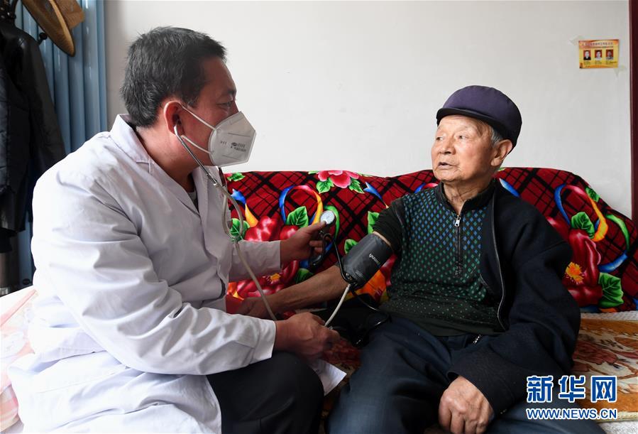 （習(xí)近平的小康故事·新華網(wǎng)·圖文互動(dòng)）（2）“真正解決好基層群眾看病難、看病貴問題”——習(xí)近平和群眾健康的故事