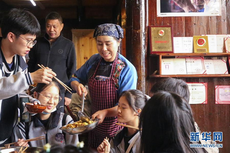 （在習(xí)近平新時(shí)代中國(guó)特色社會(huì)主義思想指引下——新時(shí)代新作為新篇章·習(xí)近平總書記關(guān)切事·圖文互動(dòng)）（4）精準(zhǔn)扶貧7年，十八洞村“長(zhǎng)”出10余種新職業(yè)