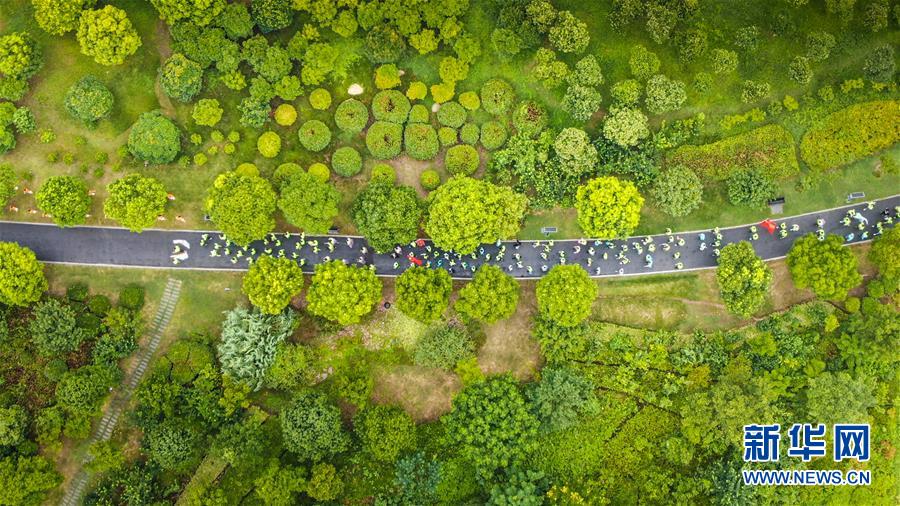 (新華全媒頭條·圖文互動)(17)歷史交匯點(diǎn)上的宏偉藍(lán)圖——《中共中央關(guān)于制定國民經(jīng)濟(jì)和社會發(fā)展第十四個五年規(guī)劃和二〇三五年遠(yuǎn)景目標(biāo)的建議》誕生記