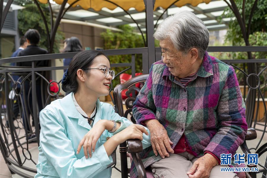 (五中全會(huì)精神在基層·圖文互動(dòng))(3)許你一個(gè)暖暖的“人生秋天”——看“春城”這座小樓如何盤(pán)活養(yǎng)老事業(yè)